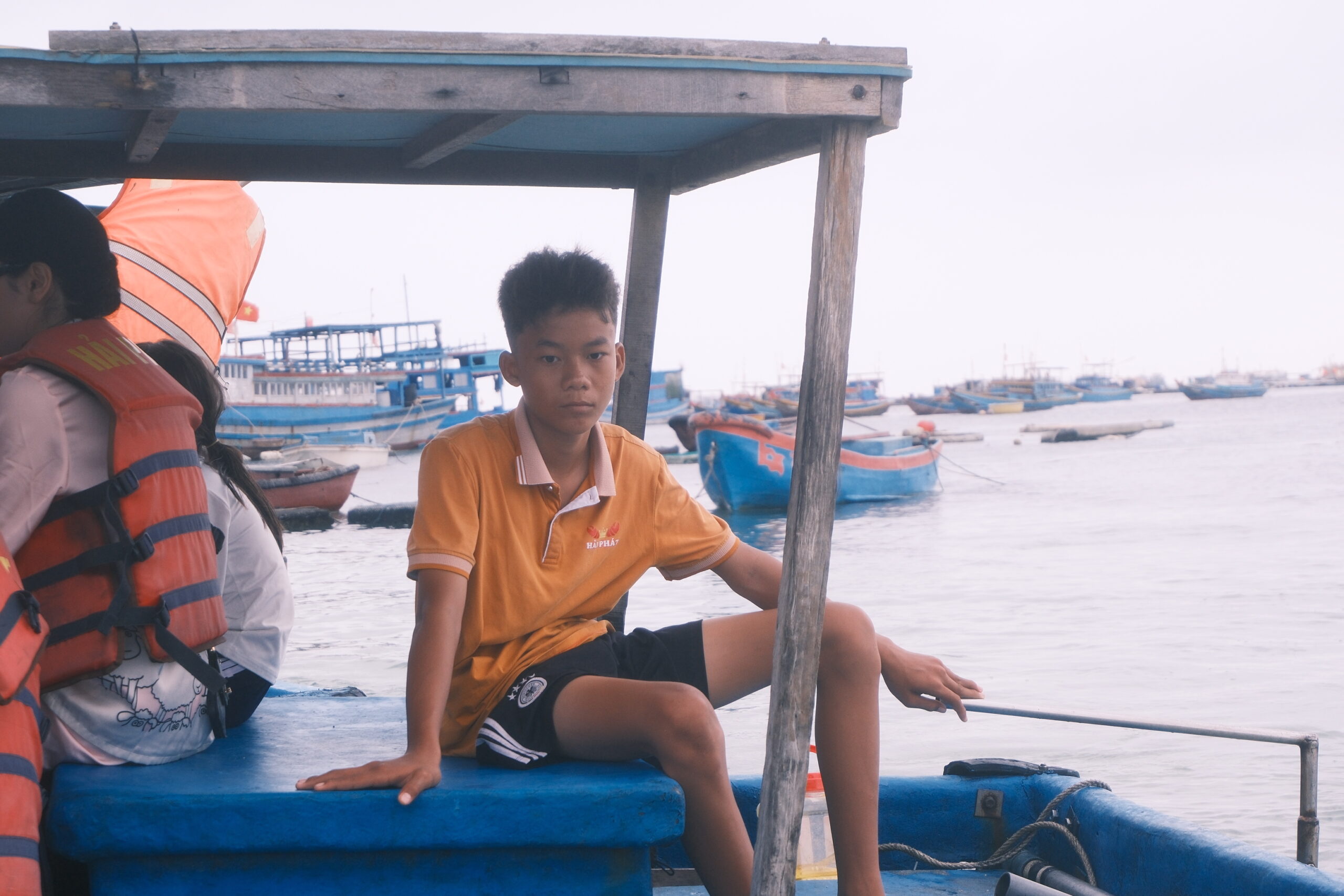 Người thì ở trên bè, tâm thì ở với trời mây nước.